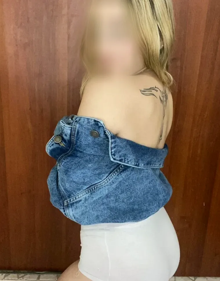 Julia, 21