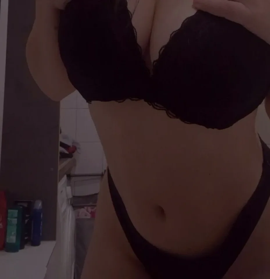 Sandra, 19